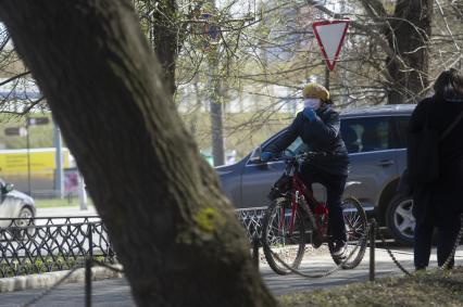 Екатеринбург. Горожане во время режима самоизоляции, введенного для нераспространения COVID-19