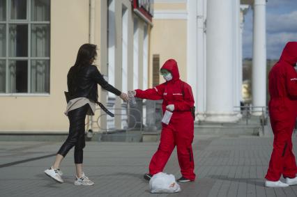 Екатеринбург. Волонтеры на ЖД Вокзале раздают пассажирам защитные маски, во время режима самоизоляции, введенного для нераспространения COVID-19. Указом губернатора Свердловской области Евгения Куйвашева, на территории региона с 1 по 11 мая 2020 будет введен \'Масочный режим\', во время которого в помещениях и общественном транспорте можно будет находиться только в защитной маске