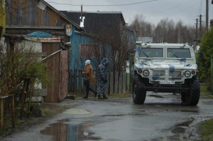 Екатеринбург. Сотрудники ОМОН у дачного дома в котором были уничтожены три террориста, во время контртеррористической операции