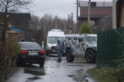 Екатеринбург. Сотрудники ОМОН у дачного дома в котором были уничтожены три террориста, во время контртеррористической операции