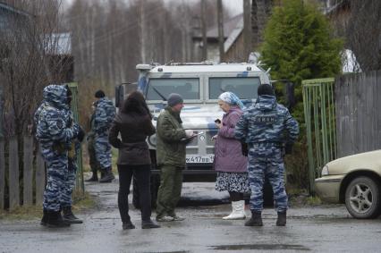 Екатеринбург. Сотрудники ОМОН и местная жительница  у дачного дома в котором были уничтожены три террориста, во время контртеррористической операции