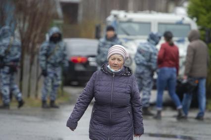 Екатеринбург. Сотрудники ОМОН у дачного дома в котором были уничтожены три террориста, во время контртеррористической операции