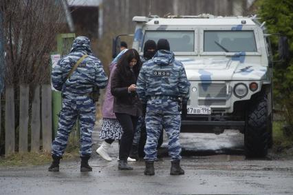 Екатеринбург. Сотрудники ОМОН у дачного дома в котором были уничтожены три террориста, во время контртеррористической операции