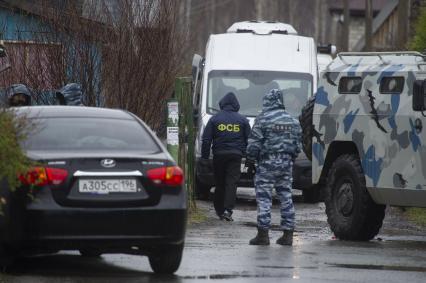 Екатеринбург. Сотрудники ОМОН у дачного дома в котором были уничтожены три террориста, во время контртеррористической операции