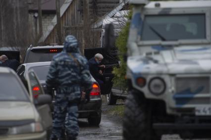 Екатеринбург. Глава прокуратуры Свердловской области Сергей Охлопков (в центре) у дачного дома в котором были уничтожены три террориста, во время контртеррористической операции