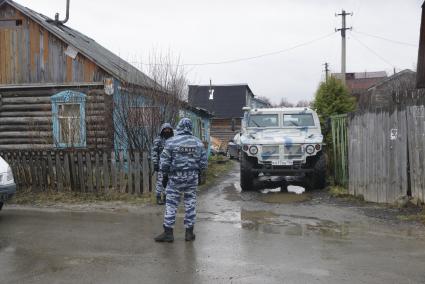 Екатеринбург. Сотрудники ОМОН у дачного дома в котором были уничтожены три террориста, во время контртеррористической операции