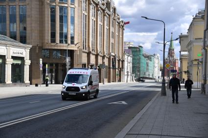 Москва.  Автомобиль скорой помощи  на улице Воздвиженка.