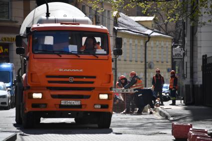 Москва.  Сотрудники Водоканала на одной из улиц города.