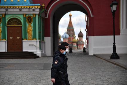 Москва. Сотрудники полиции в медицинских масках на Манежной площади.