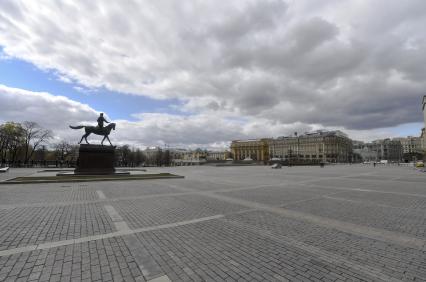 Москва. Вид на пустую Манежную площадь.