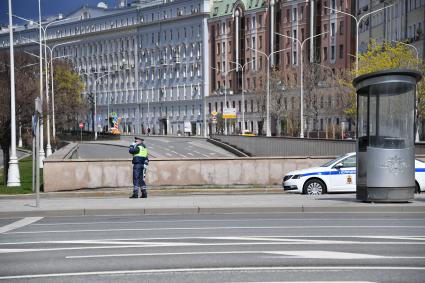 Москва. Сотрудник ГИБДД во время дежурства.