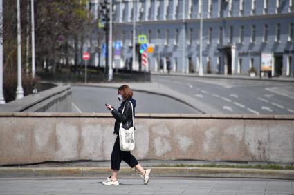 Москва. Девушка в медицинской маске на улице.