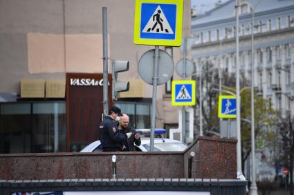 Москва. Сотрудник полиции проверяет цифровой пропуск у мужчины