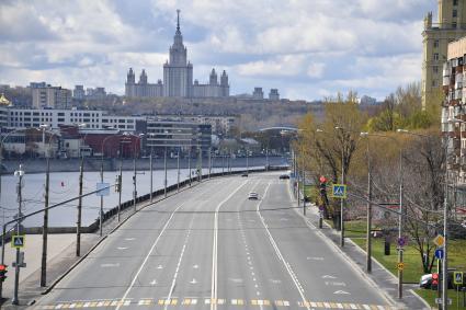 Москва. Вид на главное здание Московского государственного университета имени М.В. Ломоносова (МГУ).