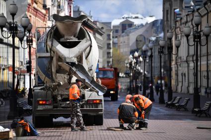 Москва.  Сотрудники Водоканала на Старом Арбате.