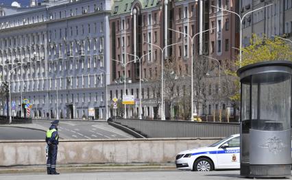 Москва. Сотрудник ГИБДД во время дежурства.