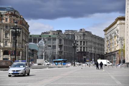 Москва. Автомобиль полиции на Манежной площади.