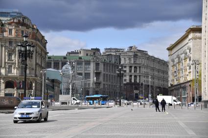 Москва. Автомобиль полиции на  Манежной площади.