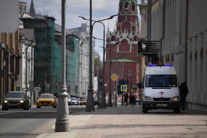 Москва.  Автомобиль скорой помощи  на улице Воздвиженка.