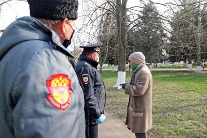 Краснодар. Сотрудники полиции  беседуют с гражданами в период режима самоизоляции из-за пандемии коронавируса.