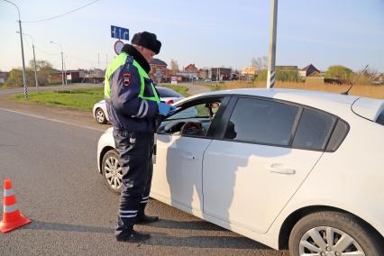 Краснодар. Сотрудник ДПС проверяет у водителя документы.