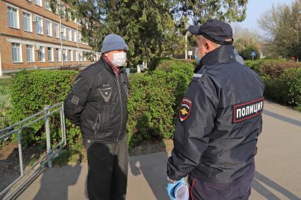 Краснодар. Сотрудники полиции  беседуют с гражданами в период режима самоизоляции из-за пандемии коронавируса.