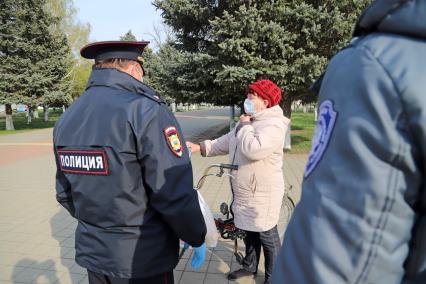 Краснодар. Сотрудники полиции  беседуют с гражданами в период режима самоизоляции из-за пандемии коронавируса.