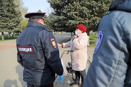 Краснодар. Сотрудники полиции беседуют с гражданами в период режима самоизоляции из-за пандемии коронавируса.