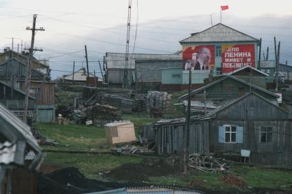 Москва. В одном из северных поселков в устье Енисея плакат с изображением Ленина.