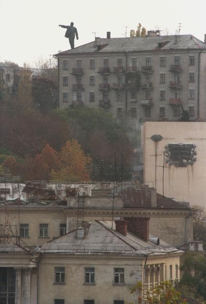 Москва. Памятник Ленину над домами  Севастополья в 90-е годы.