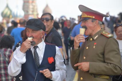 Москва.  Двойники Владимира Ленина и Иосифа Сталина на Красной площади едят мороженое.