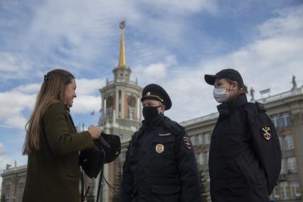 Екатеринбург. Полицейский патруль беседует с девушкой без защитной маски, ношение которой стало обязательным с 1 по 11 мая 2020, в соответствии с указом губернатора Свердловской области, введеного для нераспространеия коронавирусной инфекции COVID-19