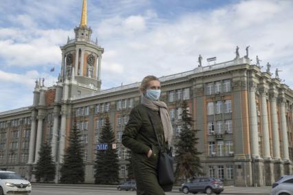 Екатеринбург. Девушка в защитной маске, ношение которой стало обязательным с 1 по 11 мая 2020, в соответствии с указом губернатора Свердловской области, введеного для нераспространения коронавирусной инфекции COVID-19