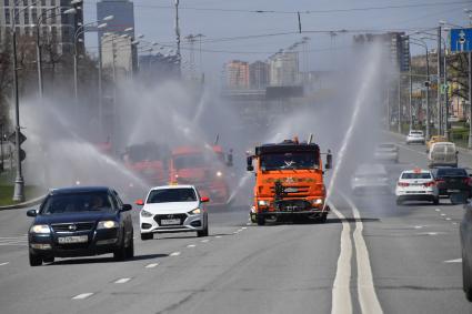 Москва. Машины коммунальной службы производят мытье  дорог с использованием специального моющего средства.