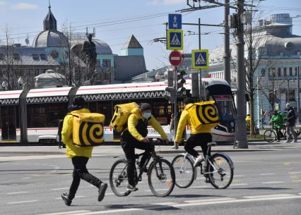 Москва. Сотрудник сервиса доставки еды  на площади Белорусского вокзала.