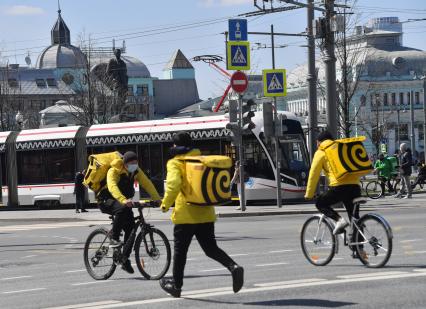 Москва. Сотрудник сервиса доставки еды  на площади Белорусского вокзала.