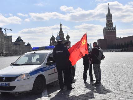 Москва. Полицейские на Красной площади проверяют документы у мужчины .