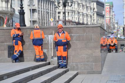 Москва. Сотрудники коммунальных служб на Манежной площади.