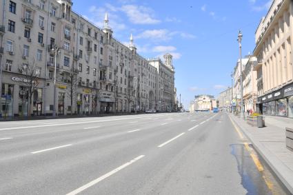 Москва. Вид на Тверскую улицу без людей.