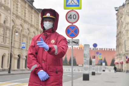 Москва.  Сотрудник ГУМа на парковке.