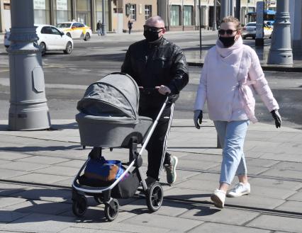 Москва. Семья с ребенком на улице.