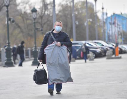 Москва. Прохожий в медицинской маске на улице города.