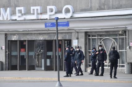 Москва. Сотрудники полиции в медицинских масках у метро Боровицкая.