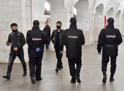 Москва. Сотрудники полиции на станции метро.