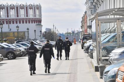 Москва. Полицейские на Манежной улице.