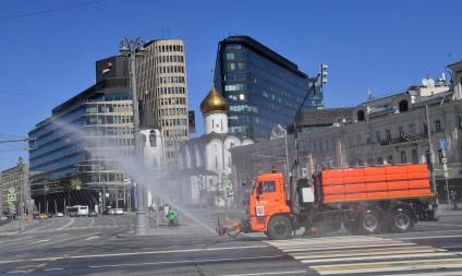 Москва. Машины коммунальной службы производят мытье  дорог с использованием специального моющего средства.