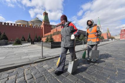 Москва. Сотрудники коммунальных служб  подметают на Красной площади.