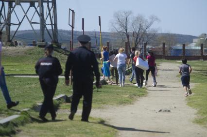 Екатеринбург. Горожане покидают пляж во время полицейского рейда по зонам отдыха. Из-за теплой погоды многие горожане идут отдыхать на пляжи, во время режима самоизоляции введеного для нераспространения новой коронавирусной инфекции COVID-19