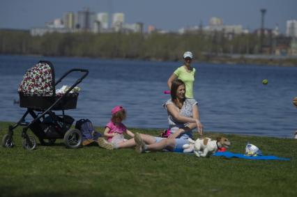 Екатеринбург. Горожане отдыхают на пряже у ВИЗ-пруда, во время режима самоизоляции введеного для нераспространения новой коронавирусной инфекции COVID-19