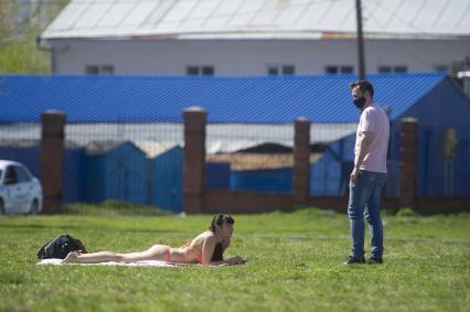 Екатеринбург. Мужчина с девушкой на пляже, во время нарушения режима самоизоляции, введеного для нераспространения новой коронавирусной инфекции COVID-19